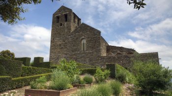 Le prieuré de Serrabone fut fondé au XIème, il est situé dans le département des Pyrénées Orientales à environ 30 km de Perpignan dans le Massif des Aspres.
Le cloître est orné de colonnes et de chapiteaux de marbre.
La tribune est en marbre rose.