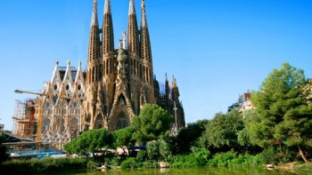 Architecte : Antoni Gaudi (25 juin 1852 - 10 juin 1926)
La construction a commencé à partir de 1882 pour s'achever d'après ses plans en 2026 !!!! 
Hauteur : 172 m. 