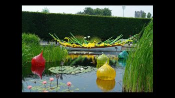 Originales Réalisations de l'artiste et maître verrier : DALE CHILULY.
Il est né à Washington. Belle rencontre avec le verre poétiquement et artistiquement soufflé.