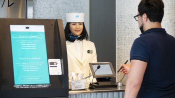 Hôtel le plus Étrange du Japon. L' hôtel est situé à Tokyo, au Japon et s'appelle Henn na Hôtel. Si vous rêvé du future, vous pouvez réellement découvrir l'avenir dans cet hôtel. Il n'y a pas d'humains qui travaillent ici, tout le travail est fait par des ROBOTS. !