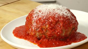 Les spaghetti bolo est un des plats les plus dégustés en Famille. Pourqoi ne pas inverser la tendance et faire un grosse boule de viande fourrée aux Spaghetti.  ?? Pour les images suivez les N°.1 À 16