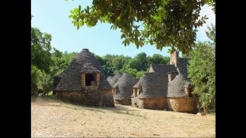 
Les cabanes du Breuil datent du XIX siecle. Caratérisées par des toitures de lauses, et voûtes en pierre sèche...