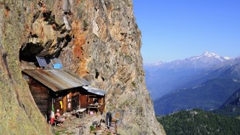  QUELQUES REFUGES QUE VOUS POUVEZ TROUVER
       AU COURS DE VOS RANDONNÉES EN MONTAGNE....