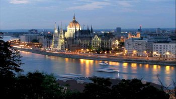 Paris n'a pas le monopole des beaux monuments. Le parlement de Hongrie 
est une merveille d'architecture, je vous propose un petit coup d’œil.