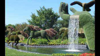 Se découvre au fil des images ce magnifique jardin aux mosaïques internationales.