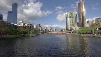 Melbourne  est une ville de 4,4 millions habitants où il fait bon vivre.
Elle offre un confort de vie exceptionnel aux jeunes artistes et créateurs (y compris les graffeurs).
