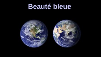 Vue de l'espace, la terre apparaît de couleur bleue, en raison du pourcentage des océans, lacs, fleuves soit 75% de la surface du globe.
De plus, la réfraction de la lumière du soleil amplifie la couleur bleue, ajoutée au phénomène physique de la diffusion de la lumière blanche du soleil.