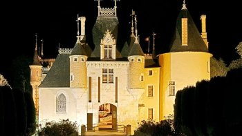 Nos villes   exposent leurs plus beaux monuments aux yeux des   promeneurs 
mais lorsque vient la nuit  ,(si tous les chats sont gris ) ,,,! alors  dans le calme revenu 
les ballets féeriques  s'animent  