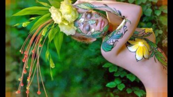 De la douceur ,,de la delicatesse..de la finesse et de l'emotion,et des modèles aux courbes élégantes  ...la femme devient fleur  ,les fleurs sont des parures dignes de grands createurs ,,,
c'est plus que du talent ,,c'est de la "poesie " ...
