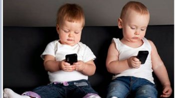 

AVEC Victoria  nous avons trouvé "amusantes "   ces images  qui hélas  sont devenues courantes...regardons les avec le sourire mais ,,,"prudence "   les mobiles rendent immobiles  et riment avec ...(débile.)..la technologie c'est bien mais à petites doses... et  à bon escient ... sinon c'est chacun pour soi .... cela n'engage que moi ... mais trop   c'est trop..