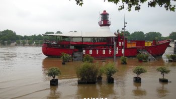 
Je vous présente des photos de la Seine en crue.
Après plusieurs jours de pluie, la Seine sort de son lit.
Le 3 juin, elle a atteint son plus haut niveau. Le 7 juin la décrue a commencé, et les sinistrés font le bilan des dégâts.
Sur les berges, les paillotes installées début mai sont  pour certaines détruites. Le matériels et les stocks alimentaires bons à jeter.
Afin de ne pas rester dans la morosité, j'ajoute quelques photos de l'avenue des Champs Élysées livrée aux Piétons  le 1er dimanche de chaque mois
(a compter du 1er dimanche de mai 2016), ainsi que la fresque collée sur la pyramide du Louvre.