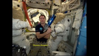 en partage avec ANNY ...un petit tour du monde depuis les étoiles ....
.merci à notre astronaute....nous voila bien petits  de là -haut ...