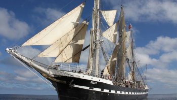 petite fille de marin (,sur la 1ere Jeanne d'Arc,)mon grand père maternel m'a insufflé   l'amour des bateaux ,,
et celui ci est particulièrement  beau ,,,il me rappelle le feuilleton ''capitaine Troy " que je ne ratais jamais ...
.
Ohé capitaine   je serai volontiers un petit "mousse " sur ce magnifique voilier 