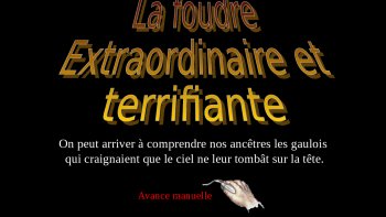 le ciel tout à coup s'assombrit .le tonnerre gronde ,,roulements de tambour venus d'ailleurs ,,les éclairs éventrent  les nuages ;zébrures enflammées ,parfois impressionnantes ;lorsque la foudre  éclate ,rageuse,,
des photographes de talent ont composé de vrais tableaux en capturant des images ...lorsque les dieux jouent à la guerre ,le ciel devient un théatre fantastique ."".Tremblez petits Humains....""!!