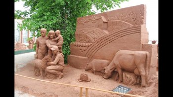 Poupette et doris   vous présentent  des  sculptures de sable  représentant des scènes de la  vie   ordinaire sur une île du Canada  ... quel travail et quelle patience !!