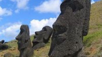 À des milliers de kilomètres de toute terre émergée (3.700 kms. du Chili), l’île de Pâques et ses statues géantes fascinent toujours les voyageurs. 