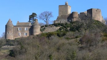 En Bourgogne (Saône et Loire), de jolis villages de style roman jalonnent la route du maçonnais.
Brancion, avec son ancien château fort du XIIe siècle, se dresse fièrement.
Blanot, un petit village aux pierres dorées, invite à la promenade.