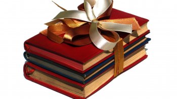 Voici des cadeaux pour amoureux des livres... 
Des présents pour fêter noël ou anniversaire aux rats de bibliothèques que vous appréciez.