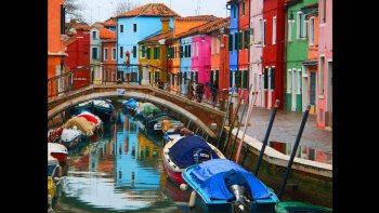 Burano est une île du nord de la lagune de Venise connue pour ses dentelles et ses canaux bordés de maisons colorées.