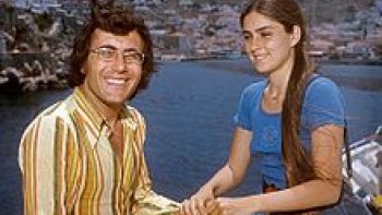 Al Bano  (de son vrai nom Albano Carrisi est un chanteur populaire italien né en 1943 à Cellino San Marco (Province de Brindisi, Italie). Il est connu pour son duo musical Al Bano et Romina Power avec sa femme Romina Power. Son père l'a prénommé Albano car il avait combattu en Albanie lors de la Seconde Guerre mondiale. Il débute dans le monde de la chanson au Festival delle rose en 1966. en 1970 il épouse Romina Power - fille de la star hollywoodienne Tyrone Power avec qui il avait chanté le Duo ( Storia di due innamorati ) ( Histoire de deux amoureux ). ----- ensuite écouter la magnifique chanson en italien " A lu paese " C'est une chanson qui avait été dédiée au merveilleux Villages dans le centre du sud d'Italie " ! Bonne journée !