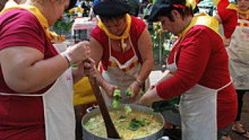 Depuis plus de vingt ans, le premier week-end de septembre est organisé, à Oloron-Sainte-Marie (Pyrénées-Atlantiques) le championnat du monde de la garbure. Dans la littérature, la garbure est le seul mets économiquement accessible au pauvre Capitaine Fracasse (le baron de Sigonhac). Dans le premier chapitre du roman de 1863 de Théophile Gautier, il est dit : «Le Baron s'assit en silence devant la petite table, après avoir répondu d'un geste de main bienveillant au salut respectueux de Pierre. Celui-ci détacha la marmite de la crémaillère, en versa le contenu sur son pain taillé d'avance dans une écuelle de terre commune qu'il posa devant le Baron ; c'était ce potage vulgaire qu'on mange encore en Gascogne, sous le nom de garbure.» ! ---- C'est dans un Espace Laulhère comble que s'est terminé le Championnat du Monde de la Garbure. !