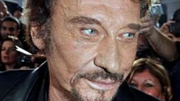 Saint Barthélémy est située à 230 kms de la Guadeloupe. Il n'y a ni rivières, ni fleuves, ni ruisseaux sur l'île donc l'eau est donc une denrée rare et trés chère. L'eau potable est importée ou provient du déssalement de l'eau de mer.