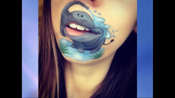 La jeune artiste rend hommage aux personnages des dessins animés,

en maquillant sa bouche, par l'utilisation des seuls produits de maquillage.
