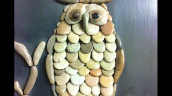 avec des cailloux on peut faire joujou,crreer des bijoux ,,dessiner des hiboux ,à genou sur le sable ,,,, c'est chou (non )!!