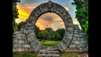 Ces portes créent une perspective interessante dans un jardin, ou un espace vert naturel......mettant en relief les sujets interessants.créant une atmosphère originale et particulière.......