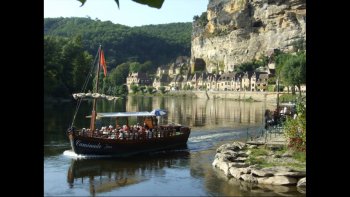 Parmi les plus beaux villages de France, la Roques-Gageac est nichée à mi-falaise sur le bord de la Dordogne, exposé plein Sud.