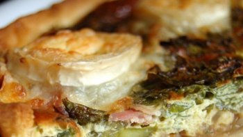 Une tarte ab-so-lu-ment extra ! Les légumes, le fromage de chèvre et le sucré des échalotes confites... Un vrai régal.  !!!