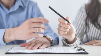 Quand un couple de propriétaires se sépare lors d'un divorce, il est courant que l'un d'entre eux souhaite garder l'habitation commune... 