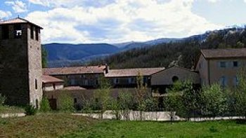 Mère Françoise d'Assise, de l'abbaye Notre-Dame du Pesquié, vous propose son menu de Noël. En entrée, la légère salade Benedicta, avec lamelles de salade, de champignons, d'avocat, de pamplemousse et de crevettes ; puis ses pommes de terre au caramel, tout droit venues de Finlande, pour accompagner boudin blanc ou rôtie de porc ; enfin, un dessert anglais nommé Saint-Hélier (zestes, raisins, cerises confites, miel, épices, noix, glaçage...) Y aura-t-il des cadeaux à l'abbaye ? Eh oui ! « Chacune reçoit un grand sac à son nom, rempli de petites attentions...» !---- Ensuite Mireille Mathieu vous interprète cette magnifique chanson " LES ENFANTS DE NOËL "  --- Joyeux Noël à tous. !