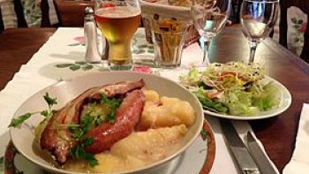 La cacasse  " Plat du pauvre ", qui à son origine dans les Ardennes, il est à base de pommes de terre et d'oignons cuit dans une cocotte frottée au lard. A cul nu", signifiait qu'il n'y avait pas de viande dans le plat. Mais des nos jours, se prépare avec de la viande.