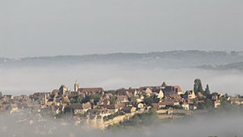 Pour ceux qui connaissent le département de la Dordogne, j'ai dédié cette poésie à la Bastide de Domme, qui d'ailleurs je vous invitent a découvrir pour ceux qui ne la connaissent pas. Belle balade.