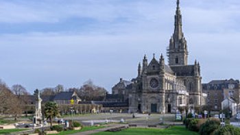 Le plus grand pèlerinage de Bretagne, là où se sont produites de grandes guérison c'est la ville de Sainte Anne d'Auray. Son nom provient de la série des apparitions de Sainte-Anne qui ont eu lieu entre 1623 et 1625 à Keranna un petit hameau du Morbhian. Le principal voyant sera Yves Nicolazic un laboureur très pieux qui verra Sainte-Anne et fera tout pour accomplir sa volonté. Cet homme finira en odeur de sainteté et sera enterré dans la basilique. Ce lieu est très célèbre. Il y eut depuis de nombreux miracles. !