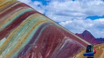 Vinicunca, surnommé la « montagne aux sept couleurs » ou « montagne arc-en-ciel », est une montagne du Pérou. Elle culmine à 5 200 m d'altitude. Elle est située dans la région de Cuzco, au cœur de la cordillère des Andes.

encore une merveille dans le monde qu'il me plait de partager avec vous
