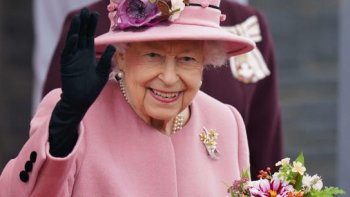 Elizabeth II est décédée ce jeudi 8 septembre 2022 dans sa résidence de Balmoral, en Écosse. Couronnée en 1952, La fille du Roi GEORGE VI aura traversé tous les épisodes marquants de l'époque contemporaine. Elle aura notamment connu tous les présidents de la Vème republique. !