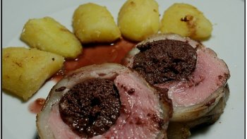 Dans cette recette toute simple, le Boudin est roulé dans un carré d'Agneau, préalablement désossé par votre boucher et nappé d'une sauce au vin.