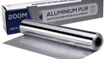 Attention lors de l'utilisation de papier d'aluminium dans la cuisson. En 1965, la marque Albal invente le papier d'aluminium pour un usage ménager. En 50 ans, il est devenu un basique en cuisine et il sert à bien plus qu'à emballer les sandwichs ou couvrir le poulet au four. Au fil des ans, sa matière s'est améliorée. L'aluminium est beaucoup plus susceptible de s'infiltrer dans les aliments, et à des niveaux plus élevés, dans les solutions alimentaires acides et liquides comme le jus de citron et de tomate que dans celles contenant de l'alcool ou du sel. Les niveaux de lixiviation augmentent encore plus lorsque des épices sont ajoutées à des aliments cuits dans du papier d'aluminium. Tout ce qui est acide déclenche un processus particulièrement agressif qui dissout les couches d'aluminium dans les aliments. Il est possible d'emballer des aliments froids dans du papier d'aluminium, mais pas pendant de longues périodes, car les aliments ont une durée de conservation et l'aluminium contenu dans le papier d'aluminium commence à s'infiltrer dans les aliments en fonction des ingrédients, comme les épices. ! ---- ENSUITE : Que faire sans papier cuisson ? 3 solutions écologiques ! Dans cette vidéo, on vous montre 3 alternatives au papier cuisson ou papier sulfurisé pour ne plus avoir à en utiliser. ! Bonne journée !