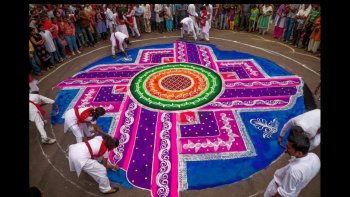 Doris et JOSETTE vous invitent à découvrir une très belle manière d'en appeler aux Dieux... Même les plus humbles offrent leurs créations multicolores. Voila une jolie façon de "prier" n'importe où dans la rue ...
