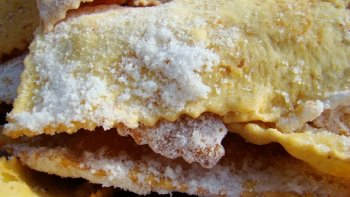 Recette traditionnelle. Mieux vaut être deux pour les réaliser. Une personne qui fait frire et un autre qui passe les merveilles dans le sucre en poudre et les dépose sur du papier absorbant.