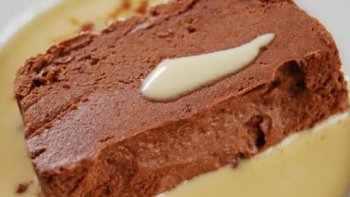 Le chocolat est la pistache font un mariage réussi. Voici la recette d'un dessert gourmand.