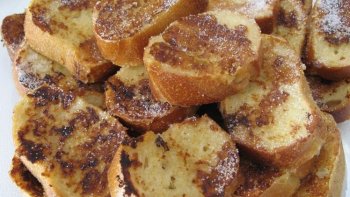 Lorsque vous avez du pain rassis, ne le jetez surtout pas ! Vous pouvez l'utiliser pour faire du pain perdu, c'est un régal !