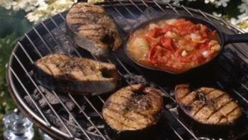 un plat d'été mêlant poisson et légumes, à manger dehors pour l'été