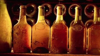 Aujourd'hui c'est la fête du vin jaune. Découvrez le vin jaune et ceux qui le font. Ce vin passionnant et mythique mérite de s'y attarder. Immersion dans la belle région de l'est de la France pour découvrir " l'or du Jura " ! Mais qu'est-ce que le vin jaune ? Le vin jaune doit sa renommée à son goût incomparable et à son processus unique d'élaboration, qui en font l'un des plus grands vins blancs secs du monde. Selon la légende, la découverte du vin jaune serait tout à fait hasardeuse : un vigneron aurait oublié un fût de vin dans cave pendant quelques années, et y aurait ensuite découvert le fameux nectar doré. ! ------- Mais la fête continue avec la chanson de Joël Hérissé  " La Valse du Rosé  ".