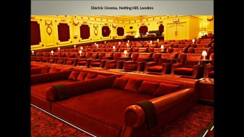 Ces images nous montrent à travers le monde,les différentes conceptions fussent-elles
virtuelles, ou éphémères,d'une salle de cinéma.
Place aux images.où le spectacle est dans la salle.