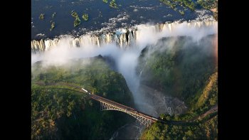 Le Zambèze est un fleuve d'Afrique Australe (2750 km) ; il traverse le Mozambique, et se jette dans l'Océan Indien.