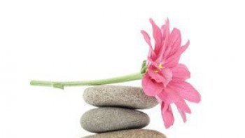 J''aime beaucoup ce poème...que je partage avec vous..

née le .20 mars 1920 au Caire (Sultanat d'Égypte) et morte le 6 février 2011 à Paris   Andrée Chédid est une femme de lettres et poétesse française 
d’origine syro-libanaise  .
Poétesse, romancière, autrice de théâtre, de chansons, de nouvelles...
 Son fils et son petit-fils, les chanteurs Louis Chedid et -M- ont tous deux interprété ses textes. Dans l'ensemble de son oeuvre humaniste affleure une même obsession de la poésie, l’espoir d’un monde meilleur, l’amour comme horizon et la vie comme conquête. .


Elle écrit son premier roman en 1952 et écrit des nouvelles, des poèmes, des pièces de théâtre, des romans, et de la littérature jeunesse. Elle déclare son humanisme entre autres avec son livre" Le Message," écrit en 2000, en écrivant sa colère envers la guerre et la violence, ....(wikipédia )