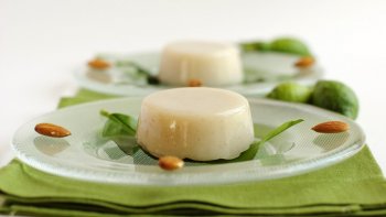 Dessert très ancien. Ce dessert vient directement de la Sicile, il est à base d'eau avec une saveur unique. Particulièrement léger, il est idéale de le servir sur une feuille de citronnier.